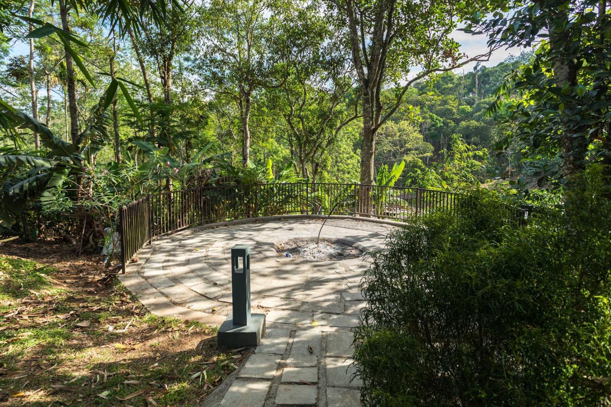 The Mountain Courtyard Thekkady Hotel Eksteriør billede